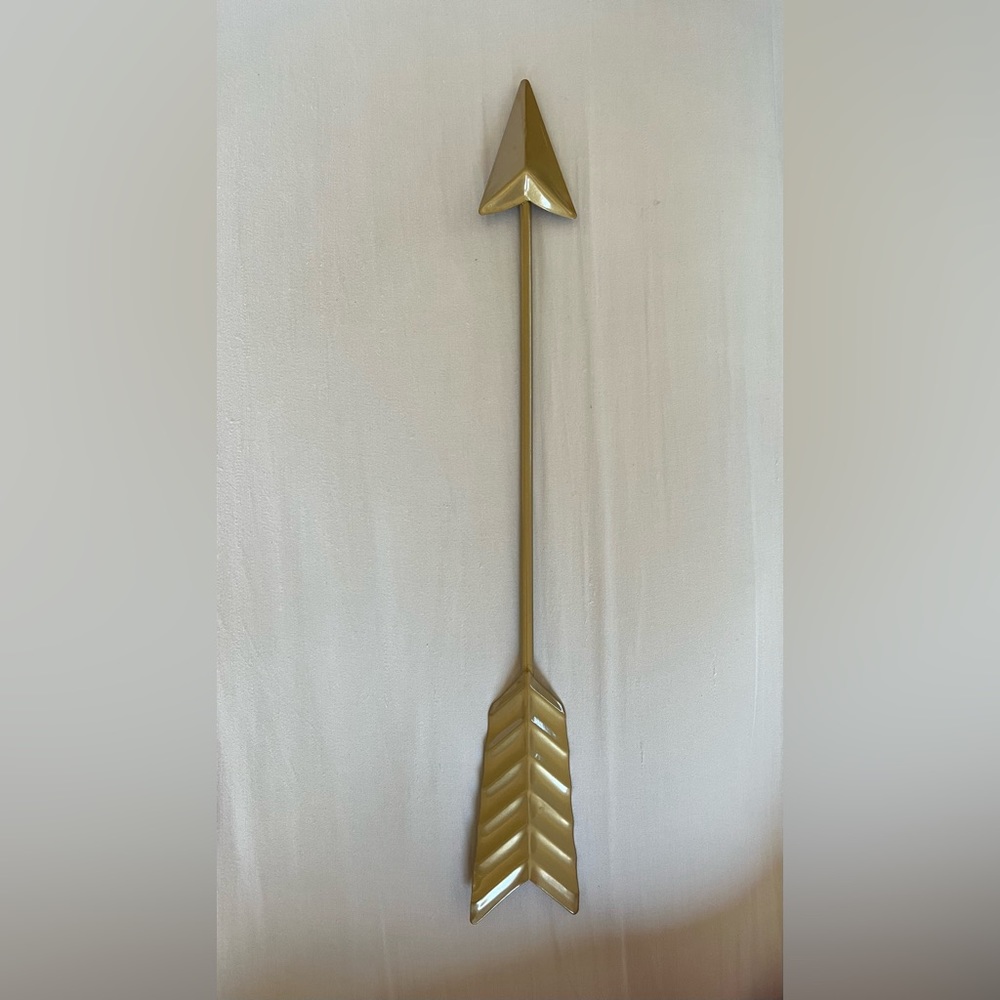 Gold arrow wall decor